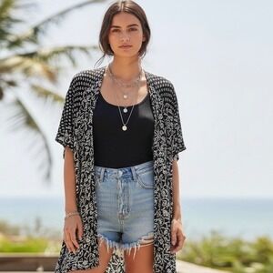 Amuse Society Kimono, Floral, Short Sleeves, Hi Low, Black, White. Size XS-Small